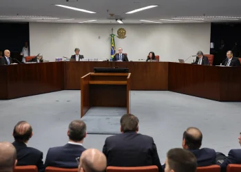 Bolsonaro bíróság előtt, de az utcán is harcol