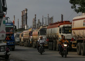 India szeptembertől tovább növeli orosz olajimportját