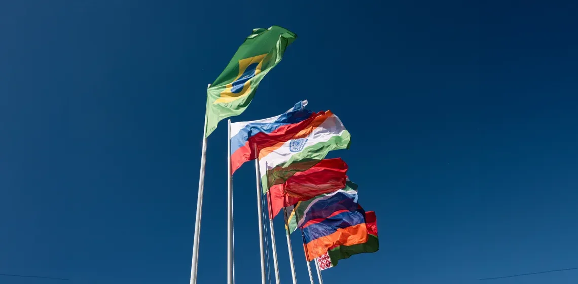 Lendületben a BRICS+, stagnál a Nyugat
