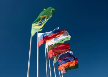 Lendületben a BRICS+, stagnál a Nyugat